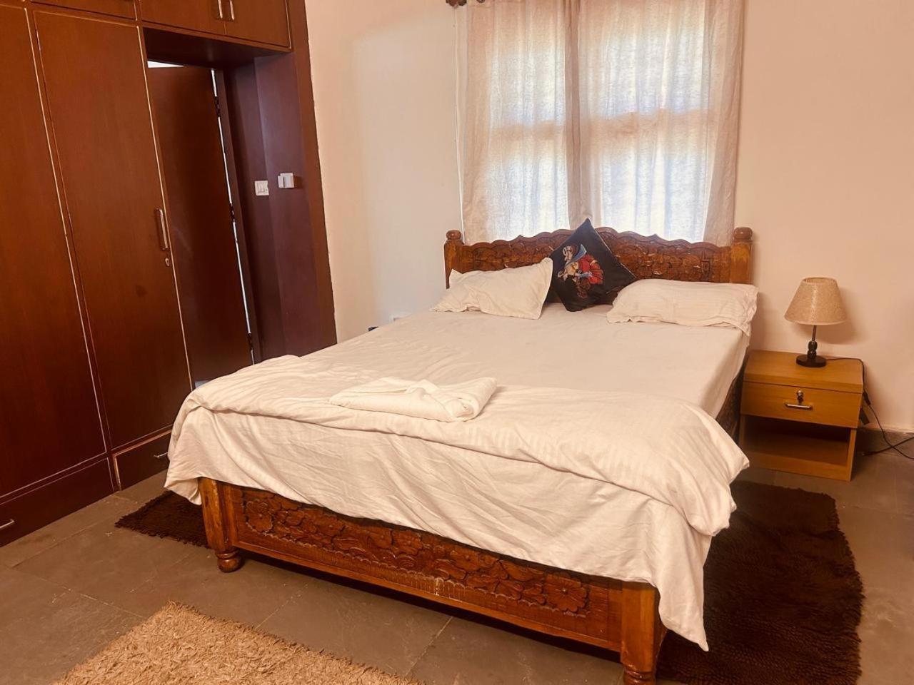 The English Gaon 4 Bhk Bhopal Bagian luar foto