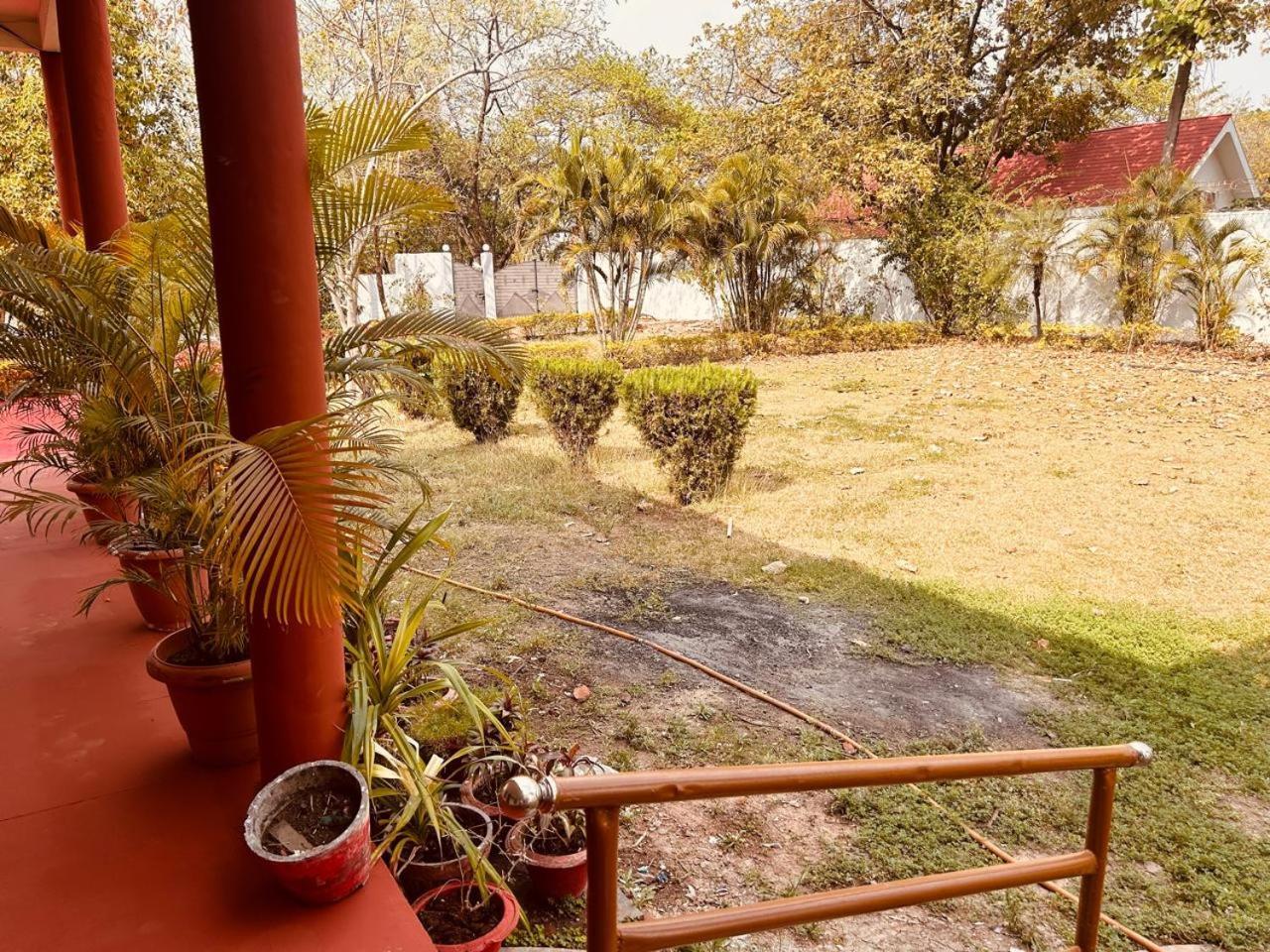 The English Gaon 4 Bhk Bhopal Bagian luar foto