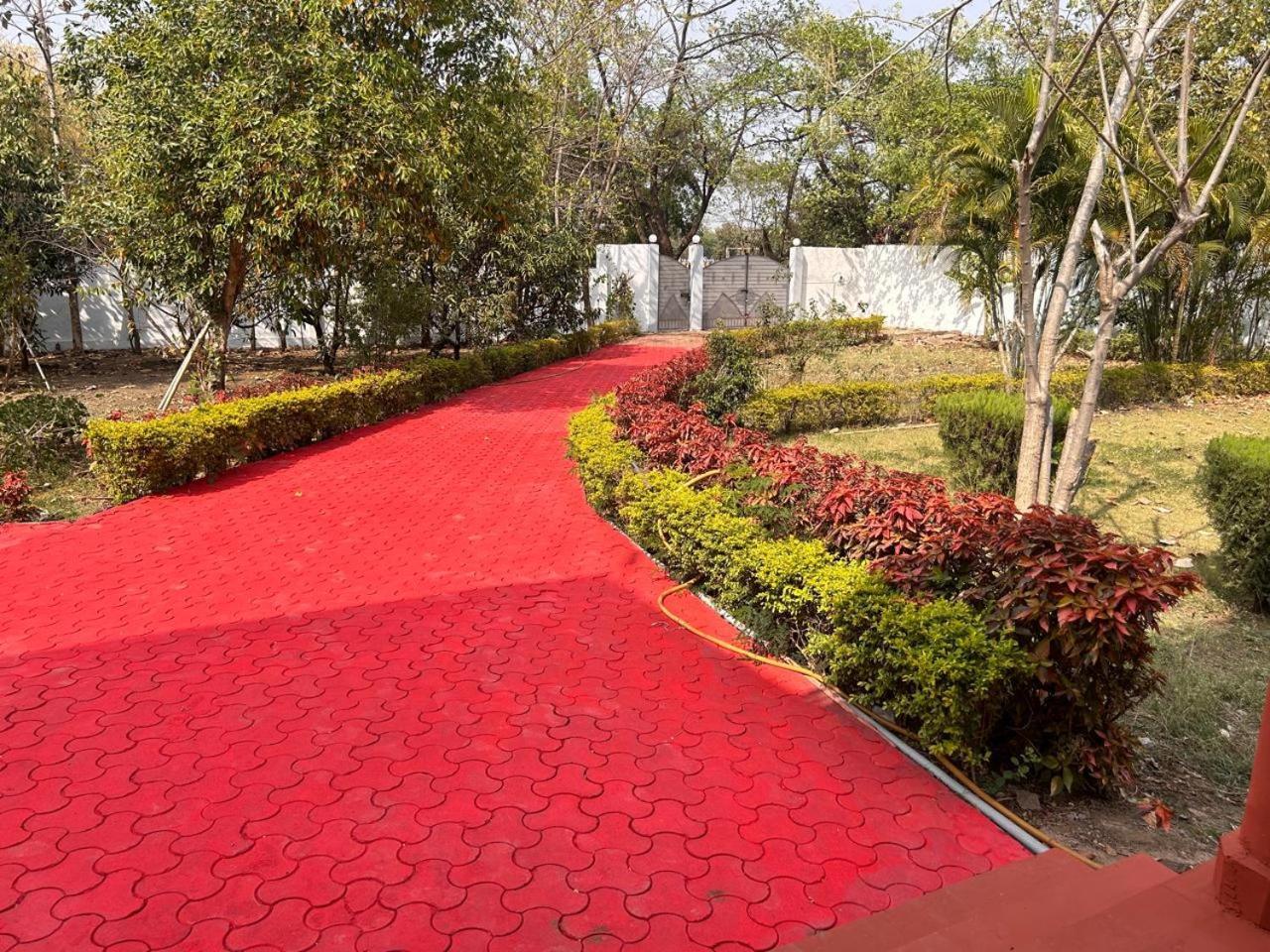 The English Gaon 4 Bhk Bhopal Bagian luar foto