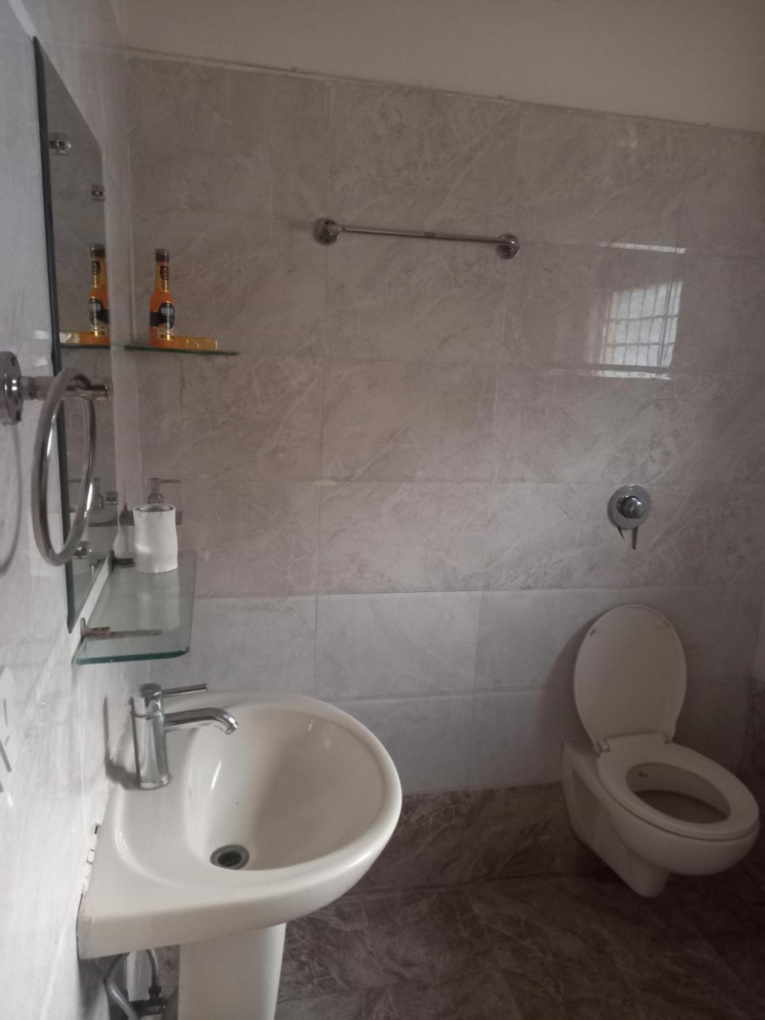 The English Gaon 4 Bhk Bhopal Bagian luar foto